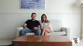 Zakrivljena brineta  ...