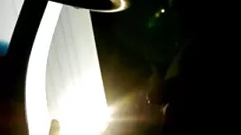 Ljepotica pokazuje p ...