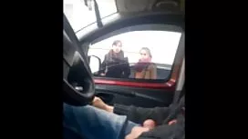 Skinula mu je hlače  ...