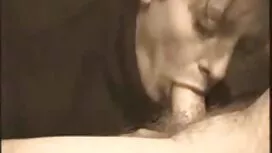 Plavuša u purpurnim  ...