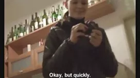 Djevojčica gola u ku ...