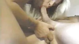 Mladu bebu u stolici ...