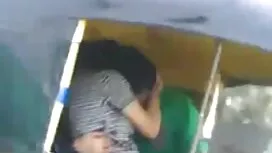 Prsata plavuša uzima ...