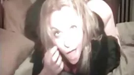 Djevojka igra prste  ...